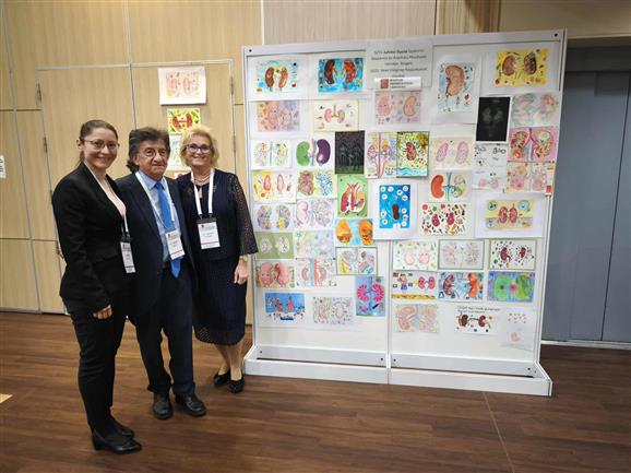 Balról jobbra Dr. Fejes Imola (a MANET Társadalmi Nephrologiai Oktatási Bizottság tagja TNOB ). Dr. Kárpáti István a MANET elnöke, Dr. Ladányi Erzsébet a MANET el�z� elnöke